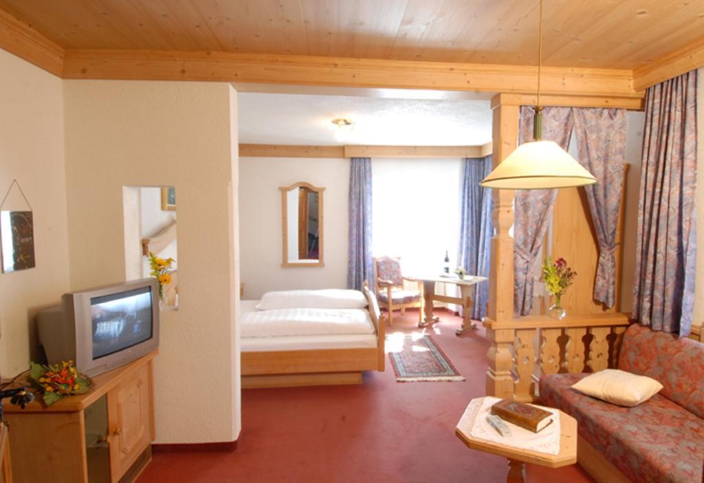 Gasthof Zum Goldenen Loewen Nauders Szoba fotó